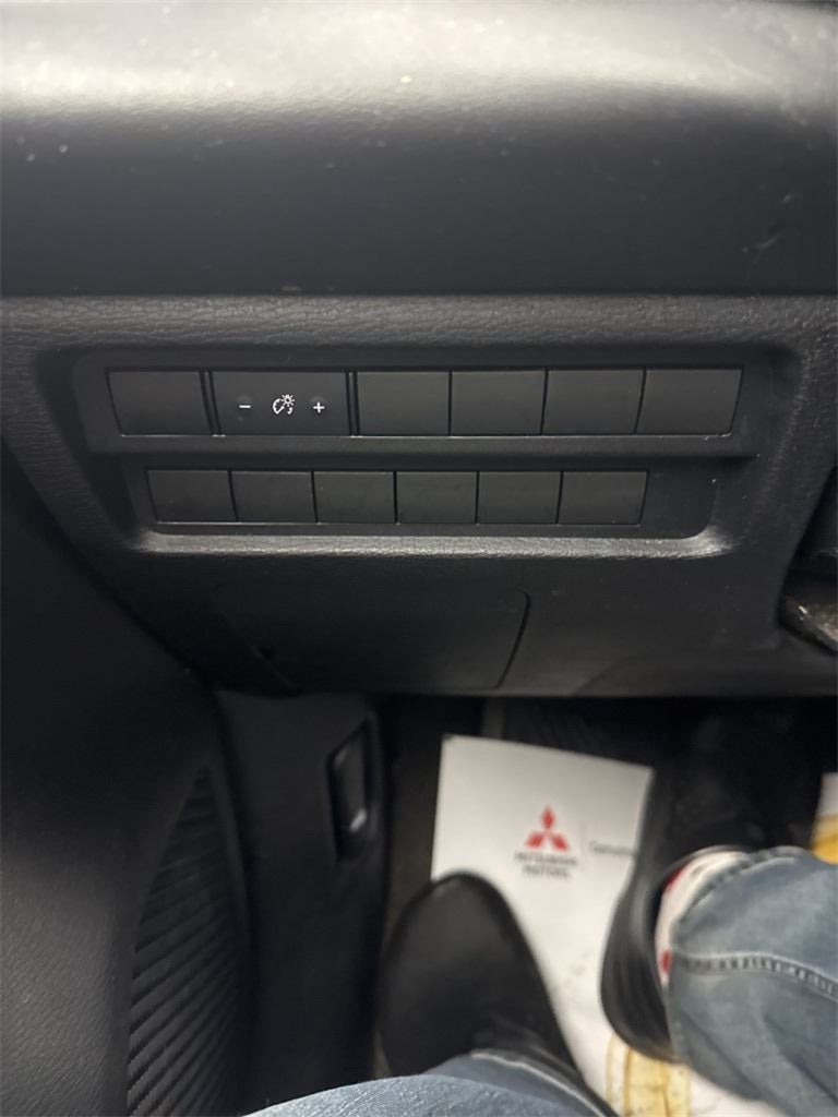 2022 Mitsubishi Outlander ES