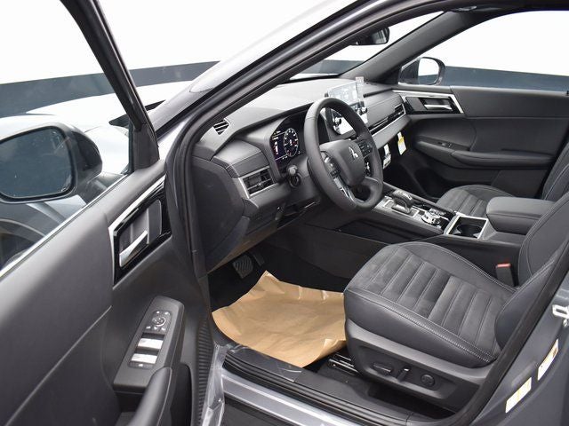 2023 Mitsubishi Outlander Base