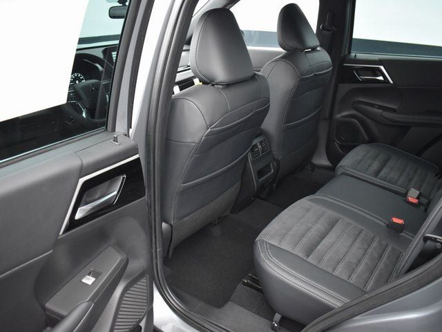 2023 Mitsubishi Outlander Base