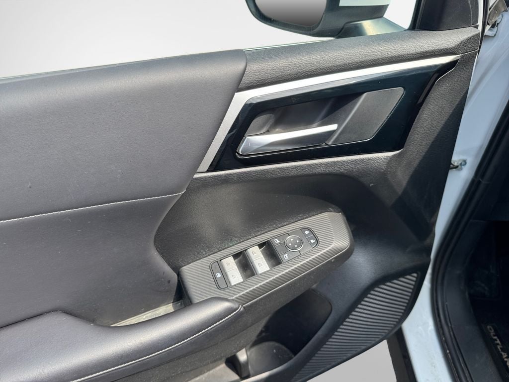 2022 Mitsubishi Outlander Base