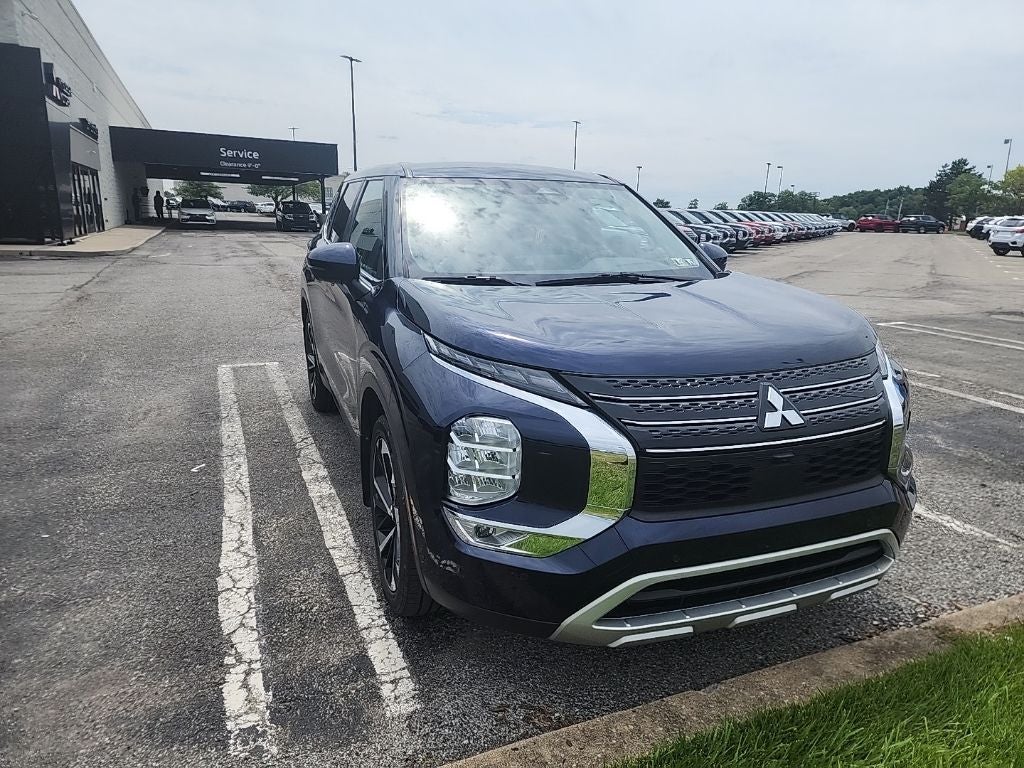 2022 Mitsubishi Outlander Base