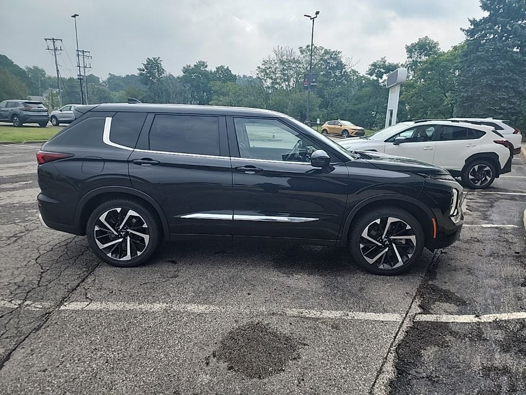 2024 Mitsubishi Outlander Base