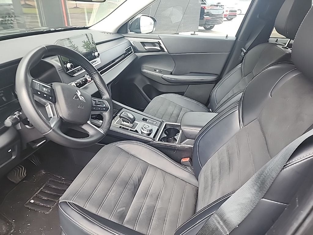 2024 Mitsubishi Outlander Base